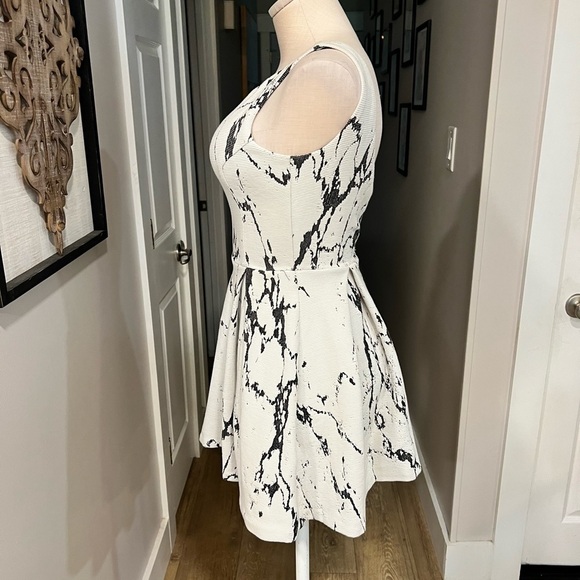 DESIGN LAB  & Lord and Taylor marbling effect sleeves skater dress - Picture 7 of 13